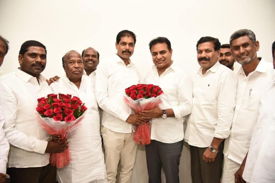 NKB_BRS's tweet photo. కాంగ్రెస్ ను వీడిన ఎల్లారెడ్డి ఎమ్మెల్యే 💐✊ Towards #ZeroCongress in Telangana
Towards Bangaru Telangana ✊💐
💐Jai KCR Jai Telangana 💐
💐✊@RaoKavitha @KTRTRS @trsharish @MPsantoshtrs @trspartyonline #MissionTRS16 #TelanganaWithKCR #LokSabhaElections2019
#VoteForCar https://t.co/Sdw05vRhjb