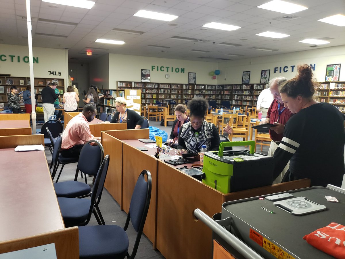 Cahillmomof6's tweet photo. Group 1 for our ERPL training on how to improve house spirit and teacher as well as student buy in. I have heard some fabulous ideas on activities to do and changes we can make. A huge thank you to all those who attended. #ChargerPride #DMSisWhereItsAt  #DMSwhereMagicHappens https://t.co/HX3OW9RCfE