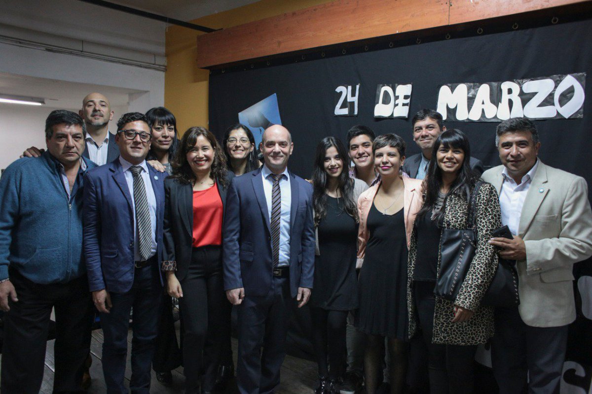 jplichtmajer's tweet photo. Estuve en el Centro Educativo de Jóvenes y Adultos N° 1, conmemorando el día de la Memoria, y sorprendiéndome por la cantidad de gente que, sin límites de edad, buscan terminar sus estudios o formarse para trabajar de lo que les gusta. Orgullo absoluto. #CuidandoElFuturo https://t.co/GJ2KEcPO73
