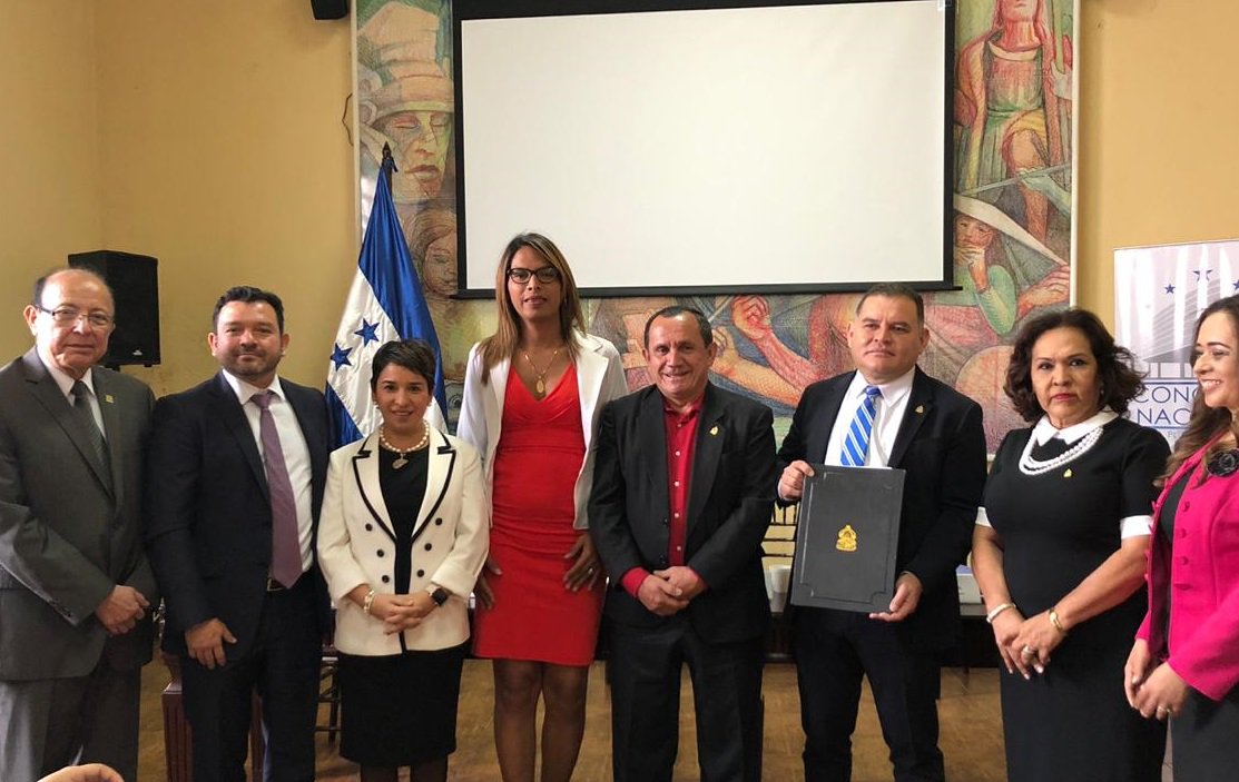 ACNUR_es's tweet photo. ACNUR saluda la entrega del proyecto de ley de desplazamiento interno al congreso hondureño.

El proyecto propone un plan nacional de prevención, asistencia y protección a personas que huyen por violencia y registro de bienes abandonados, entre otros. https://t.co/CCPYRIRV0k https://t.co/ZeTI4fWLVa