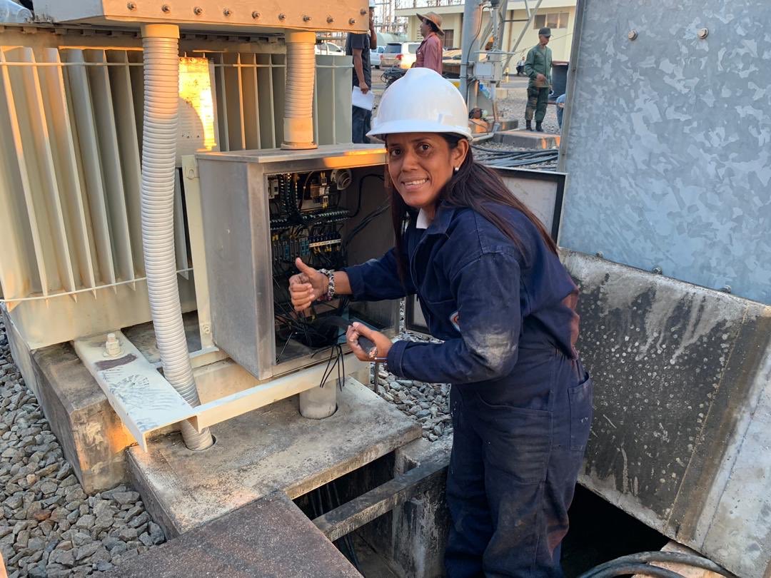 delcyrodriguezv's tweet photo. Continúan trabajos sin interrupción alguna desde ayer para recuperar los autotransformadores en el patio de transmisión en Guri, destruidos por las manos de la derecha criminal que sigue instrucciones de Pompeo, Bolton y Marco Rubio. Junto al Pdte @NicolasMaduro Venezuela vencerá https://t.co/VkAGMLnDGT