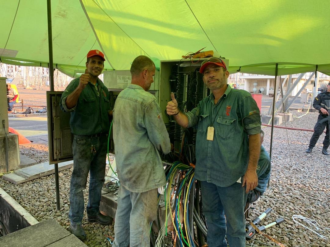 delcyrodriguezv's tweet photo. Continúan trabajos sin interrupción alguna desde ayer para recuperar los autotransformadores en el patio de transmisión en Guri, destruidos por las manos de la derecha criminal que sigue instrucciones de Pompeo, Bolton y Marco Rubio. Junto al Pdte @NicolasMaduro Venezuela vencerá https://t.co/VkAGMLnDGT