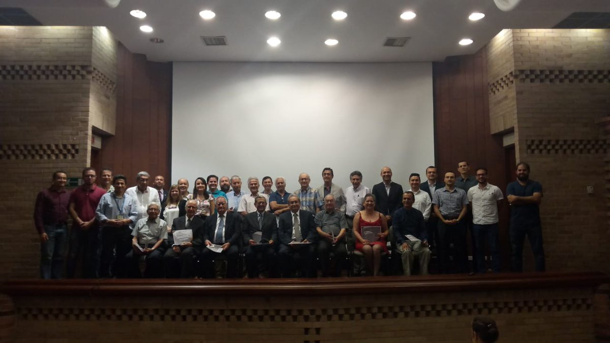 #Celebración70añosE3T: Homenaje a los profesores que laboraron en la Escuela (jubilados), donde se exaltó su compromiso, aportes y enseñanzas en pro del desarrollo y crecimiento de la misma, así como su permanente labor en la construcción de la excelencia académica de la UIS.