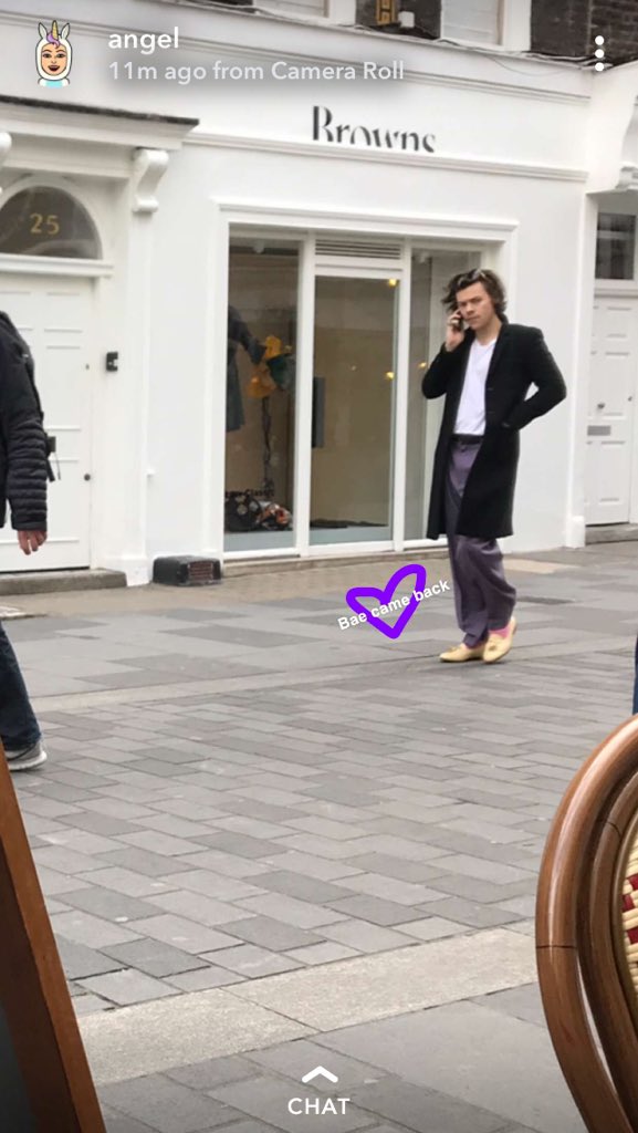 jiminieuniverse's tweet photo. Harry in London today via harryymoans https://t.co/AXXI6Tn9xo