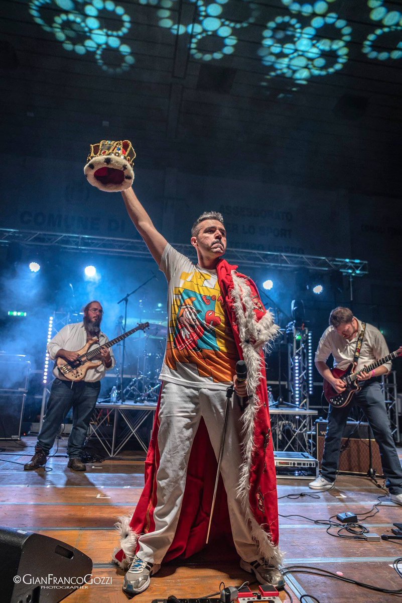 QueenOnFive's tweet photo. Super serata al Pala Dal Lago di Novara #rockforlife #wearethechampions #Queen #tributeband @GianmarcoCongiu @LukeQo5 #emozioni #pubblicomeraviglioso #grazienovara #novara https://t.co/MpoXd8i3IY