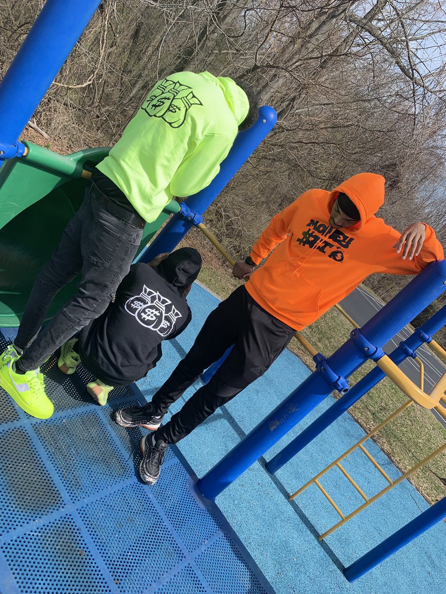 MoneySetEst's tweet image. cop your hoodies now ! 35$ a hoodiee