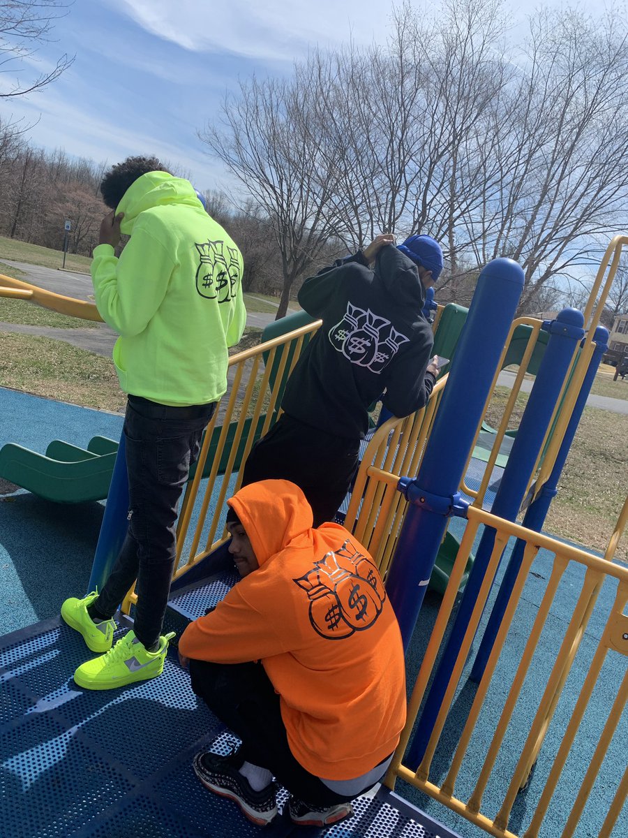 MoneySetEst's tweet image. cop your hoodies now ! 35$ a hoodiee