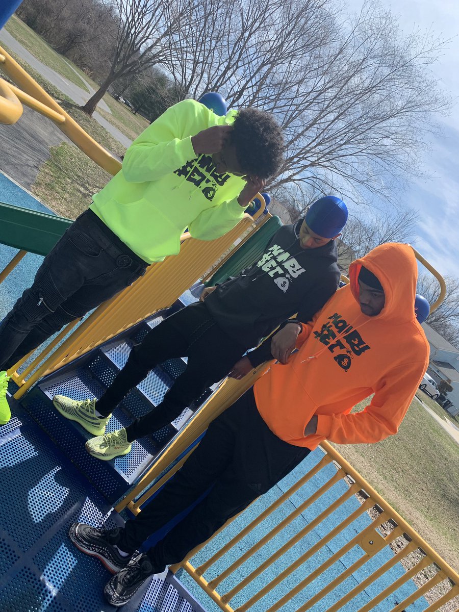 MoneySetEst's tweet image. cop your hoodies now ! 35$ a hoodiee