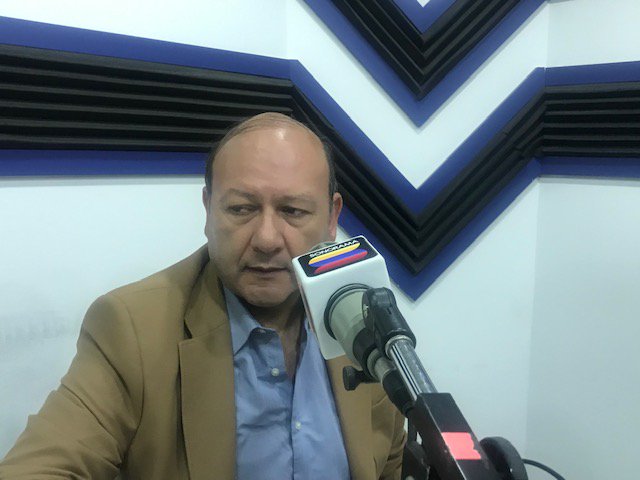 Fenatrape_EC's tweet photo. ENTREVISTA: Si tienen que eliminar el subsidio al diésel que lo hagan a los autos de alta gama no al transporte pesado dice dirigente.

https://t.co/E1mAeg1L9I https://t.co/X1zzaMm6nX