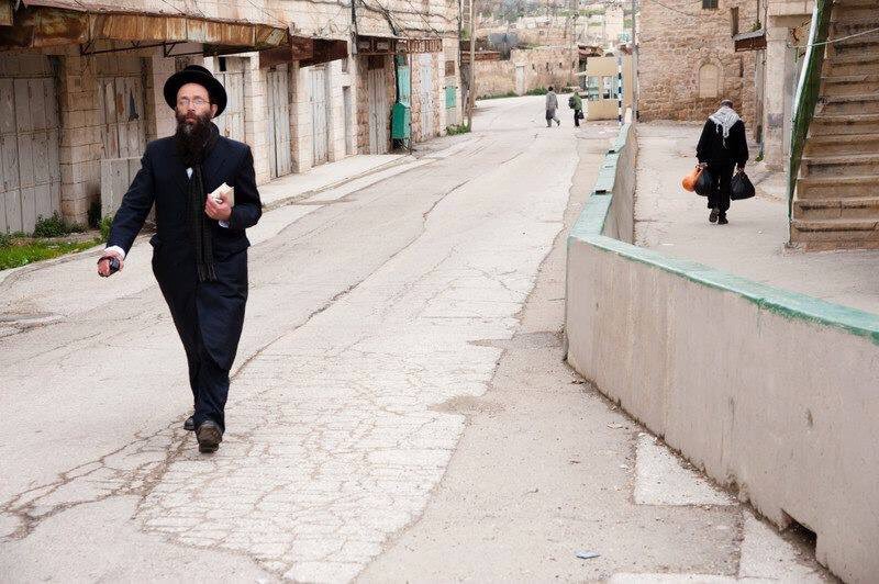 hamada_pal2020's tweet photo. The road on the left is for "Jews only," the road on the right is for non-Jews, in israeli occupied Palestine! 
#FreePalestine ✌🇵🇸 https://t.co/6Pg27wXHIJ