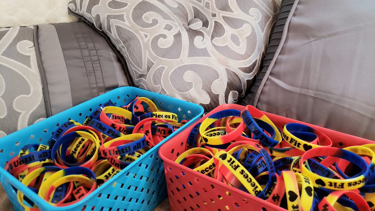 Miracle_Effect's tweet photo. More bracelets are in! I am so happy to hear and see the love shared throughout all the supporters standing tall with me to make a movement, "Until all the pieces fit" 💙
Get yours and spread love! 
1 for $3
2 for $5 
Donations beyond bracelets are still open to everyone 💙 https://t.co/1D4ojVRcLj