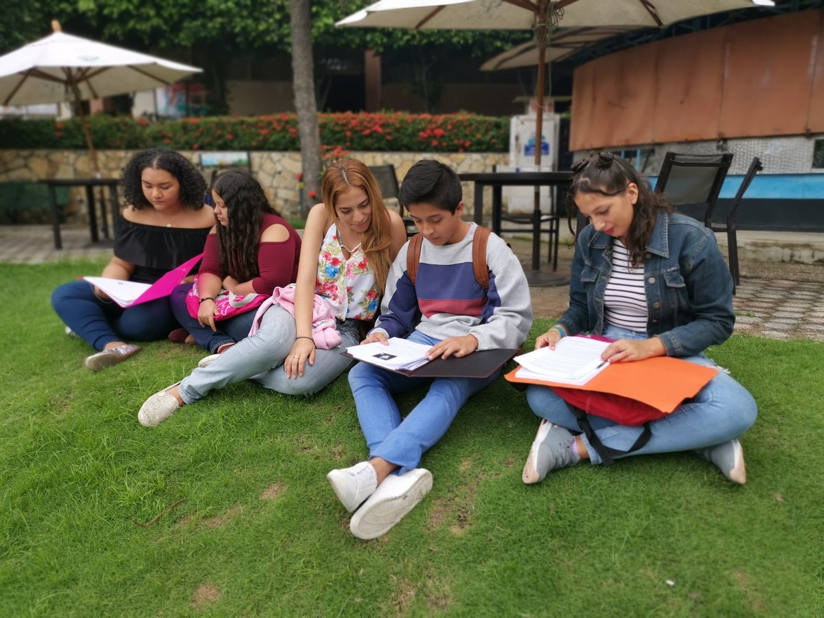 ComunicaUCSG's tweet photo. A pocos días de rendir el examen de admisión #SoyComunicaciónUCSG #NuevosRetos https://t.co/XbNcgybGUd