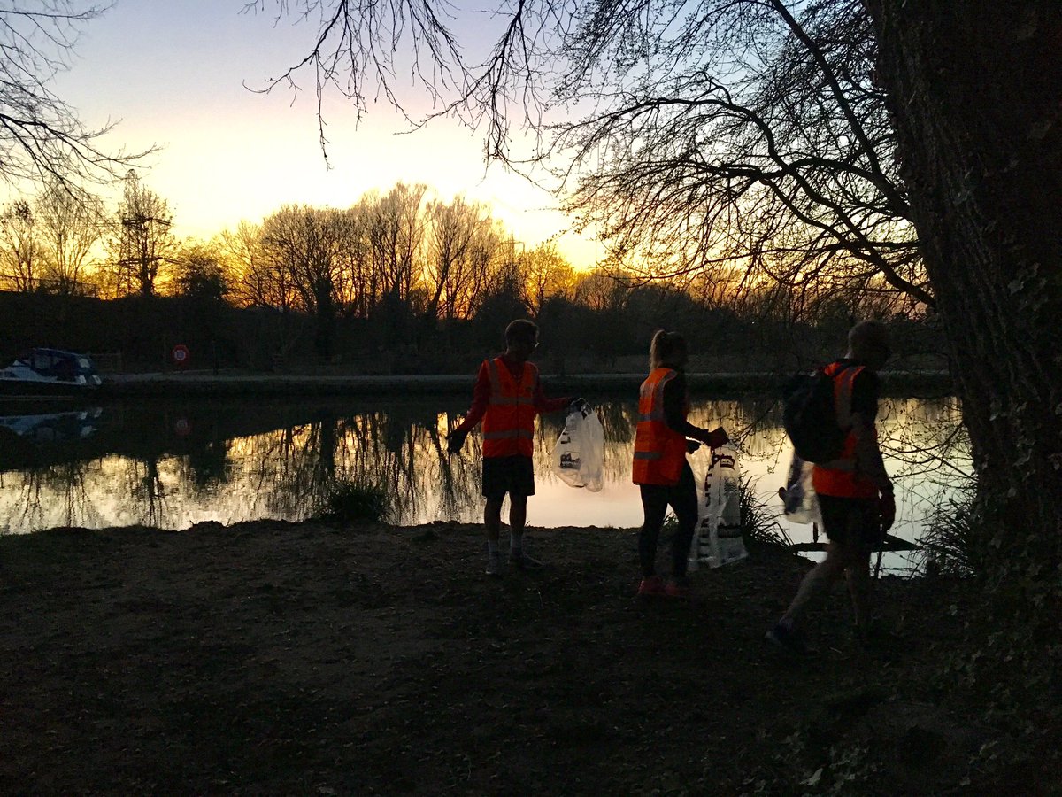 GGOxford's tweet photo. Tonight 16 runners ran 6.9km and litter-picked at Rivermead Nature Park. #CleanGreenRoseHill @Recycle4Oxford @OxfordDS #RunForYourWorld #WWFEarthHour #gbSpringClean #LitterHeroes @KeepBritainTidy https://t.co/Ni2x472aod