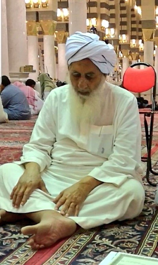 Cordoba_Academy's tweet photo. Eyes have rarely seen a scholar more dedicated to teaching the #Quran than Shaikh al-Muqri Mohammad Abdullah Haaji. Teacher at Masjid al-Nabawi over 45 years

The day his father died he buried him &amp; returned to his circle

Day he married. He left his wife &amp; returned to his circle https://t.co/RZqyNeBrO2
