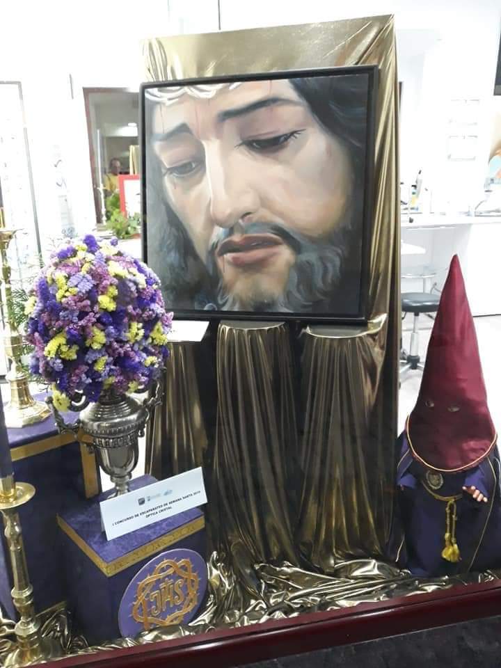NazarenoGJ's tweet photo. La Cofradía del Nazareno colabora en el Primer Concurso de escaparates de Semana Santa, organizado por el  Ayuntamiento de Almuñécar (Granada), con el que pretende promocionar su tradición cofrade entre los turistas que visiten sus comercios locales.
#SemanaSanta 
#Almuñécar https://t.co/w3eJsMhdyO