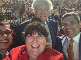 victor_madrigal's tweet photo. Cool. Selfie w/Geoffrey Robertson, @simic_olivera, Kerrin Benson and 500 high school students from the Brisbane area after our talk. Such good energy got thrown in our direction; I cannot help but have a big grin in my face! #IESOGI @free_equal @refugeeTRIRConf #FASSTTConference https://t.co/gdImNotfAf