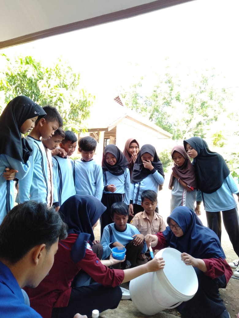 ubpkarawangoffi's tweet photo. Jumat-Minggu, 22-24 Maret 2019 prodi PPKn elah melaksanakan Kegiatan Pengabdian kepada Masyarakat di desa Tegallega Kecamatan Ciampel Kabupaten Karawang. lanjut dilaman https://t.co/XiSWyxQrrDโฆ
#ProdiPPKn #PKIP #UBPKarawang #PengabdianMasyarakat #Tegallega #Ciampel #Karawang https://t.co/iuraCLGi54