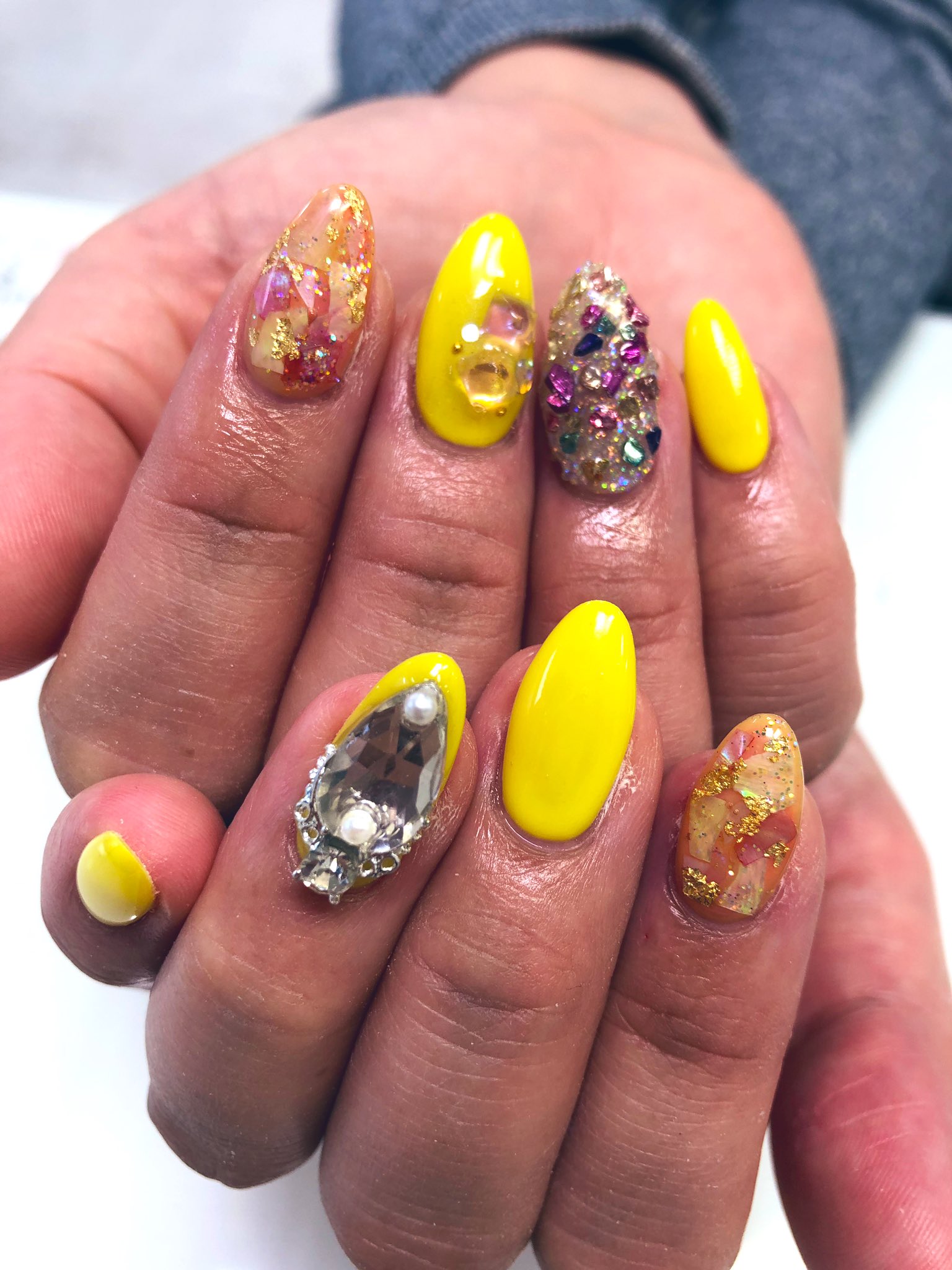 ネイルサロンmarch こんにちは 渋谷店森です お客様ネイルのご紹介です 春の限定パーツを沢山いくつか使わせて頂きました 黄色メインで春らしく仕上げました キラキラゴージャスで可愛いです ネイルサロンマーチ 渋谷店 T Co