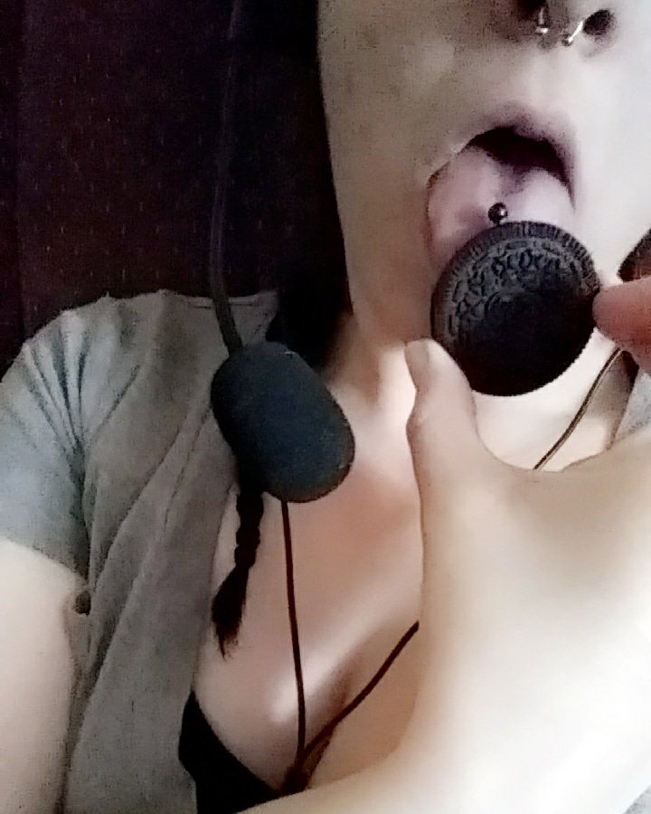 silverxxsiren's tweet image. #alwayssnacking