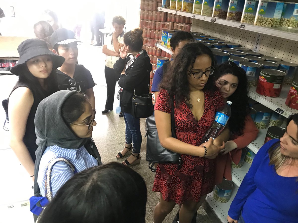 Austin Zeiderman (@azeiderman) on Twitter photo <a href="/LSEGeography/">LSE Geography & Environment</a> undergrads discussing common forms of mutual aid and solidarity in a Centro Havana food market. Response: “In London, people would just tell you to bog off.” #lsehavana #comparativeurbanism <a href="/RyanCentner/">Ryan Centner</a> @M_Ryburn <a href="/mcnteixeira/">Mara Nogueira</a> <a href="/LSEGeography/">LSE Geography & Environment</a> undergrads discussing common forms of mutual aid and solidarity in a Centro Havana food market. Response: “In London, people would just tell you to bog off.” #lsehavana #comparativeurbanism <a href="/RyanCentner/">Ryan Centner</a> @M_Ryburn <a href="/mcnteixeira/">Mara Nogueira</a>