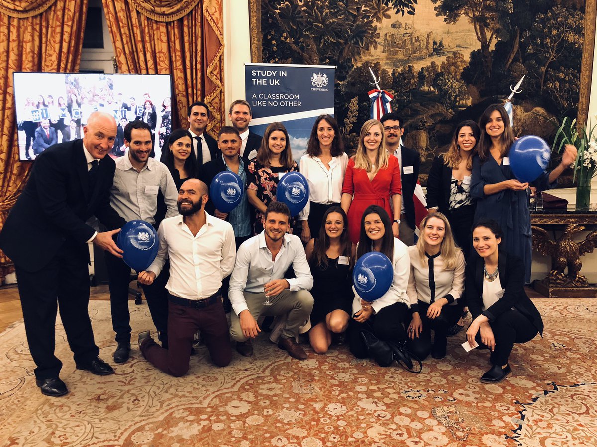 Recibimos a los becarios #Chevening 2017/1018 y celebramos los 35 años de <a href="/cheveningfco/">Chevening Awards</a> 🎂

Toda la información de la beca en chevening.org 

#IAmChevening