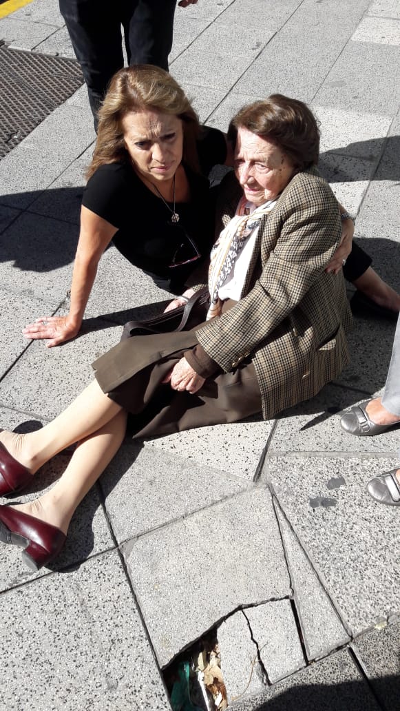 Ella es Nelly, 96 años, ama con toda su alma Buenos Aires. Hoy su ciudad le jugó una mala pasada
6 meses de bache
20 llamadas al SAME
45 minutos en el piso esperando una ambulancia
1 fractura de cadera
Varios vecinos accidentados por el mismo pozo.
En Junin y Las Heras