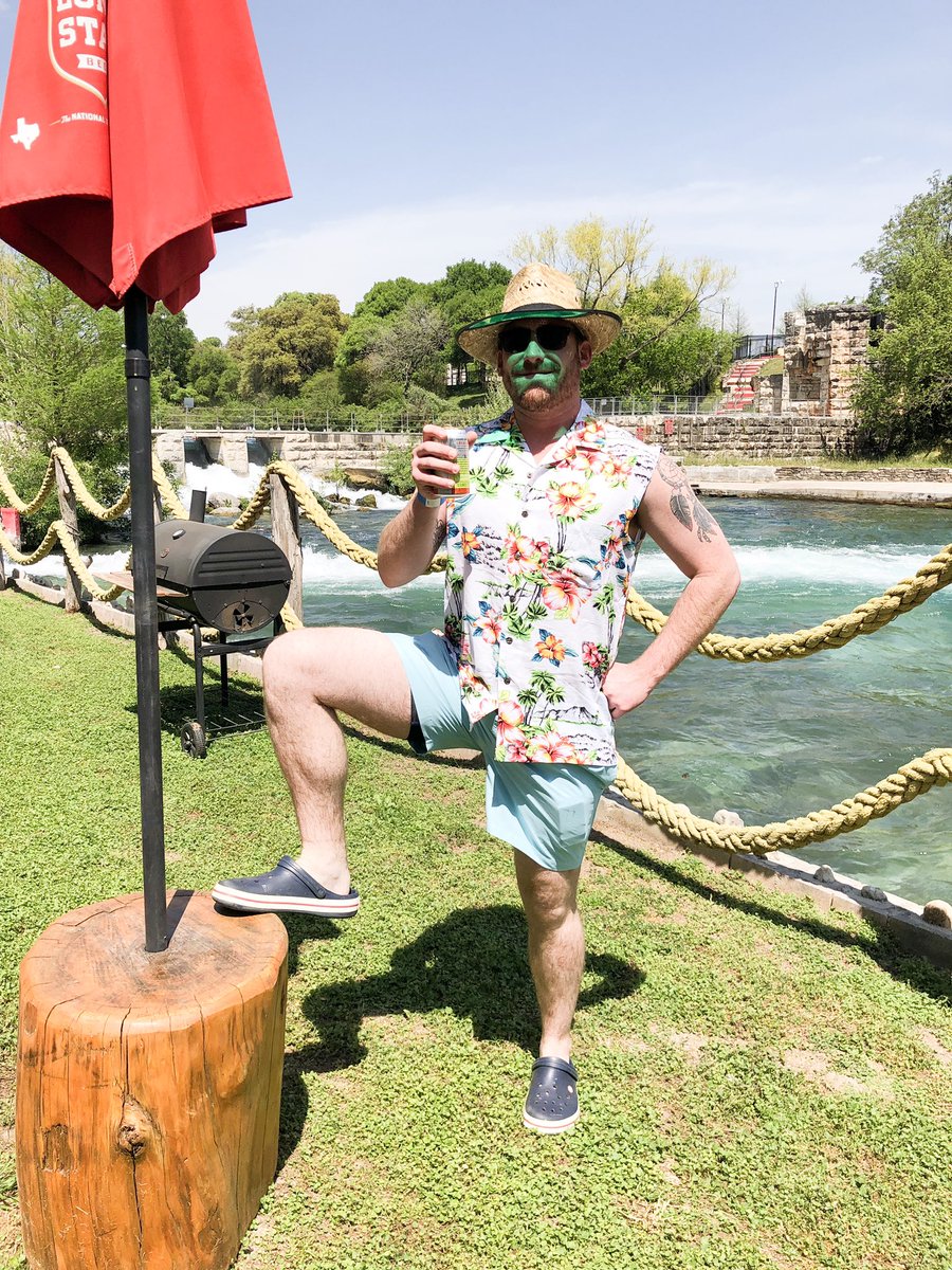 VantMarketing's tweet photo. Packed the crew up &amp; went to the river ☀️ https://t.co/mw4AvKnrVe