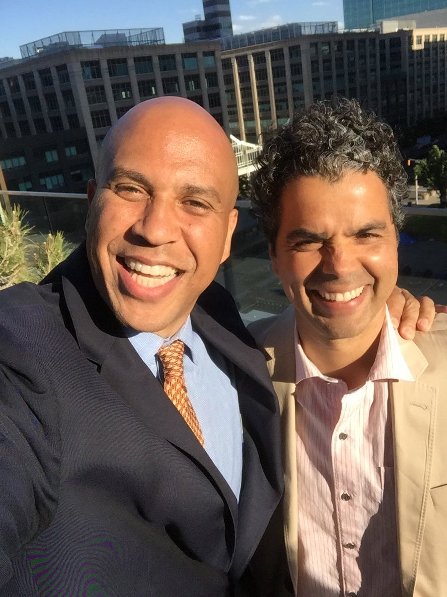 agencie's tweet photo. Este man @CoreyBooker puede que sea marica, puede que sea corporativo, pero el typo es sincero, capaz, y representativo de una idea futurista pal Pais aseguro es mas alla de las otras opciones. https://t.co/JSocEEIV9E