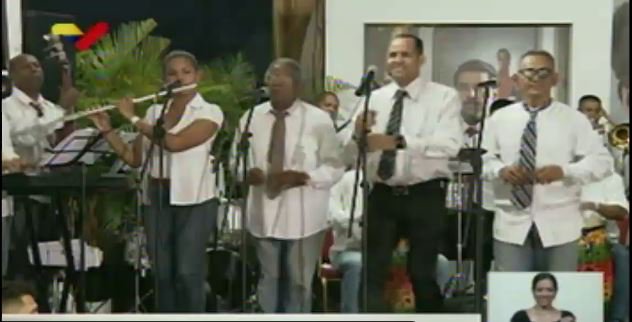 [#AHORA] Mientras Venezuela sufre un nuevo #apagón, Diosdado Cabello inicia su programa bailando al ritmo de una orquesta salsera