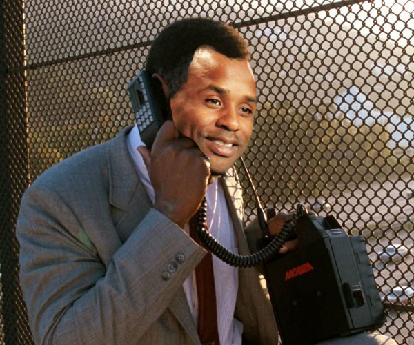 CanYouEvenSwim's tweet photo. One minute into #CourtSurfing and @AkilAugustine is already taking calls. #OldSchoolSwagger @NBATVCanada https://t.co/bsVI4tse2k
