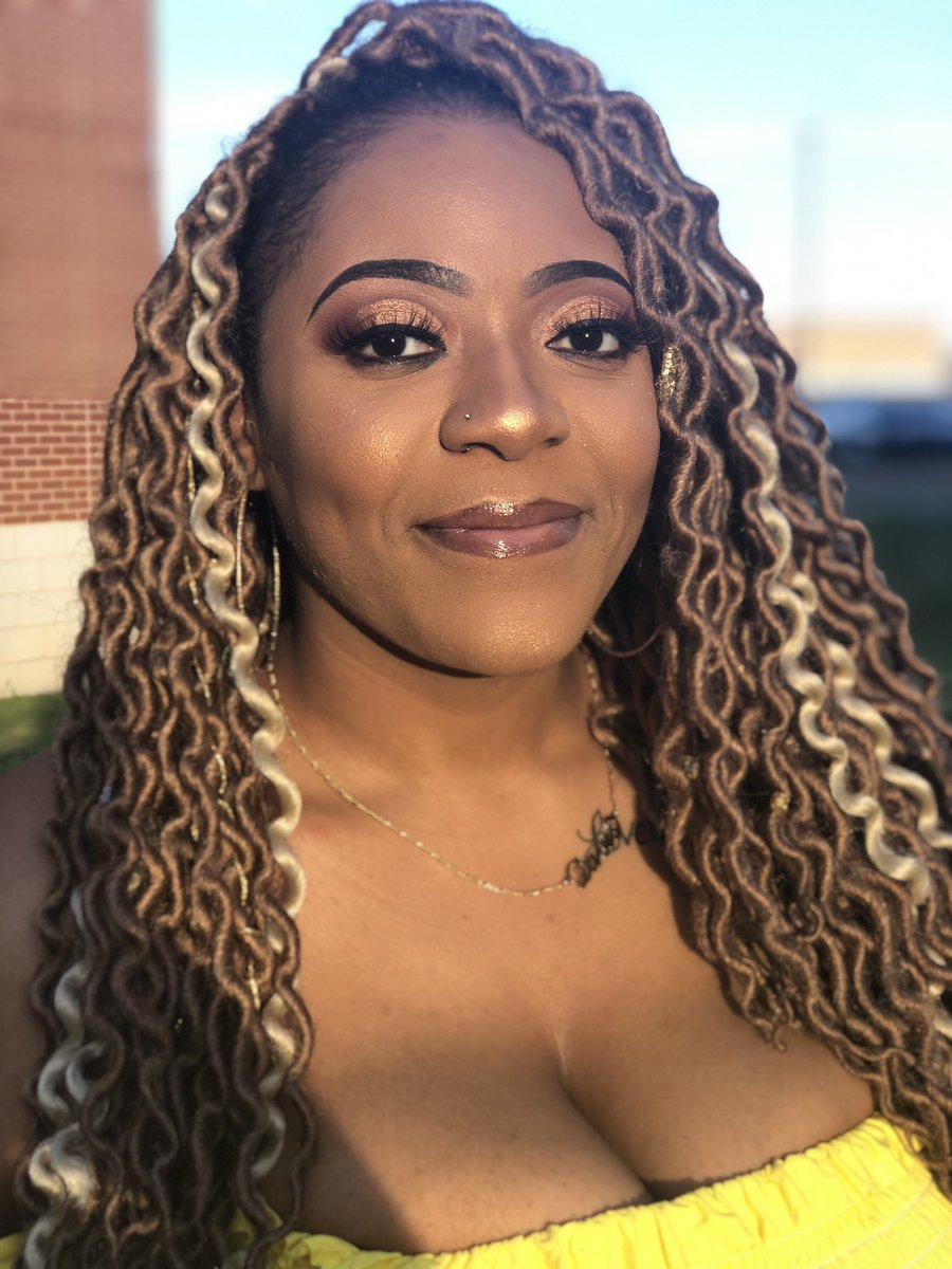 getclassywitsas's tweet photo. Graduation pictures✨💕 #JSU #GetClassyWithSasha https://t.co/LWrYBUr5Aj