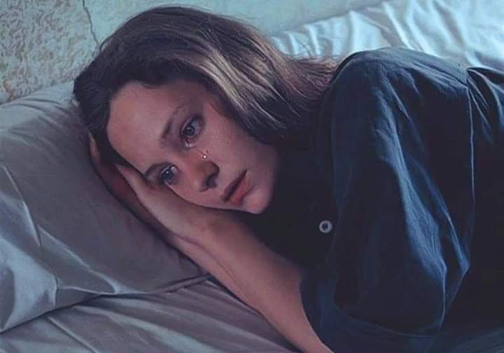 لا أحد يعرف ما بداخلي ، لا أحد يعرف القصة كاملة 💔كان كافيًا أن أضع رأسي قليلاً علي كتفك، ليطمئن قلبي وينتهي كُل هذا الحزن ....