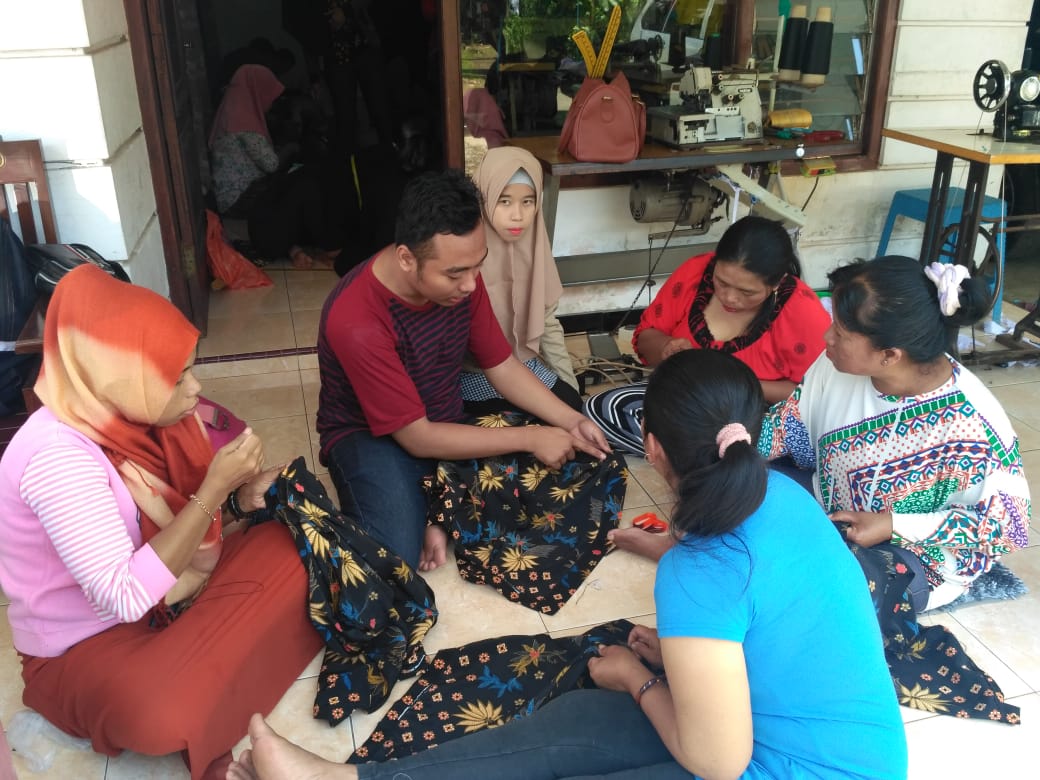 Kegiatan Pelatihan Bimbingan Teknis Produksi Konveksi / Jahit Menjahit di Desa Bayu Kecamatan Songgon <a href="/AzwarAnas_A3/">Abdullah Azwar Anas</a>