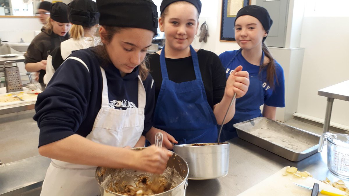 gaylecorbin's tweet photo. Ms. Turpin’s grade 7 class cooking healthy food choices for their Healthy Eating unit @PeterBurnette @renfrewraiders #RCDSBExperientialLearning https://t.co/HIHzwTQcoa