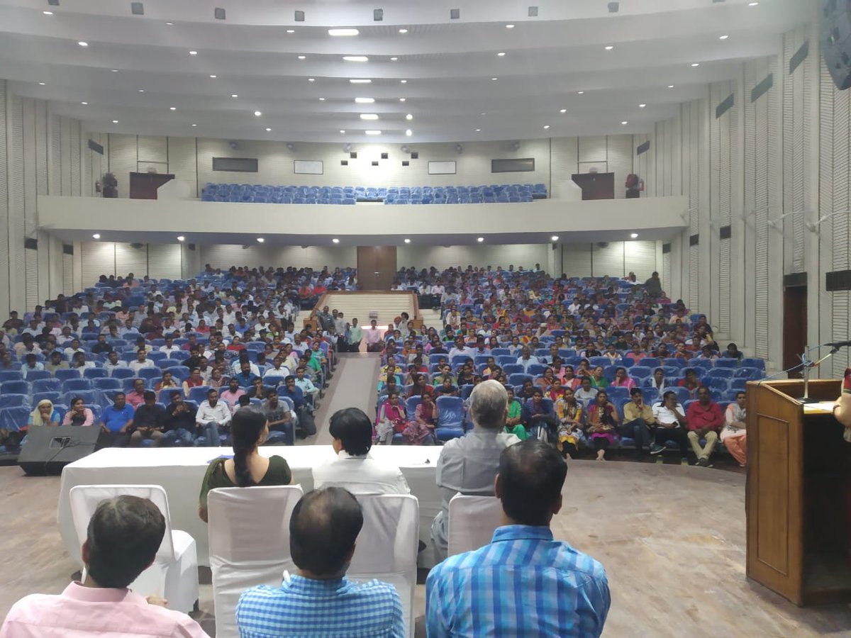 DEO_Ajmer's tweet photo. जवाहर रंगमंच, अजमेर में नवनियुक्त प्रतीक्षारत अध्यापकों(वोट गुरु) को चुनावी पाठशाला संचालन हेतु प्रशिक्षण देते हुए CEO सा.व टीम DCEL👆🏻 https://t.co/YLuyoViiIP