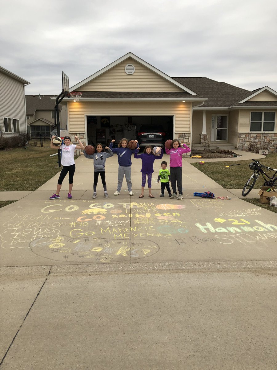 wilsongators's tweet photo. These girls are all in!  Go Hawks!! @IowaWBB @LisaBluder @GustafsonMeg10 https://t.co/mx8Uyultcz