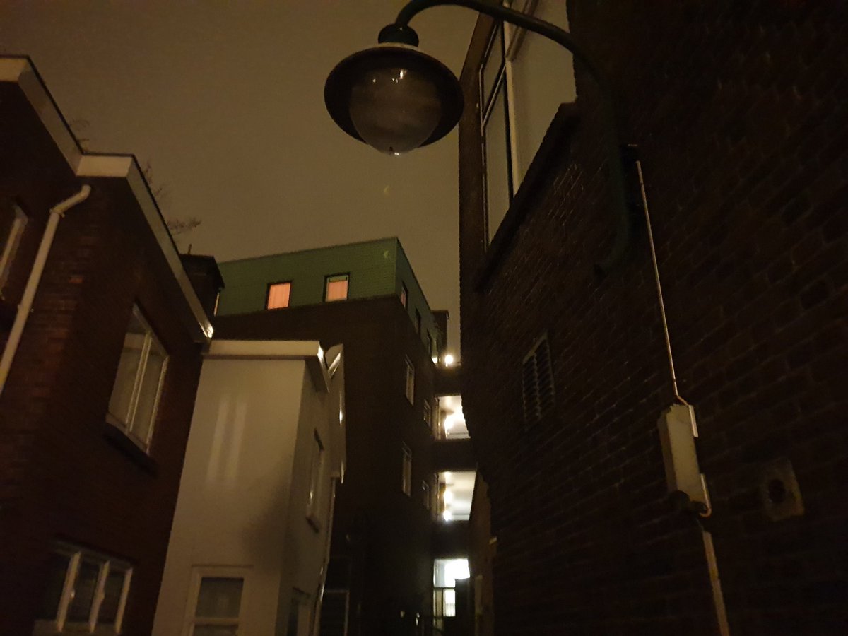 Jeroen_schouten's tweet photo. @Gemeente_LV op 20-02 en 27-02 melding gedaan van straatverlichting die niet werkt. (meldingsnummers 515806) en 513572) Nu 28-03 nog steeds kapot. Kan toch niet waar zijn? @nieuwDamcentrum  #fail #meldpunt #openbareruimte https://t.co/MnY2IxECUX