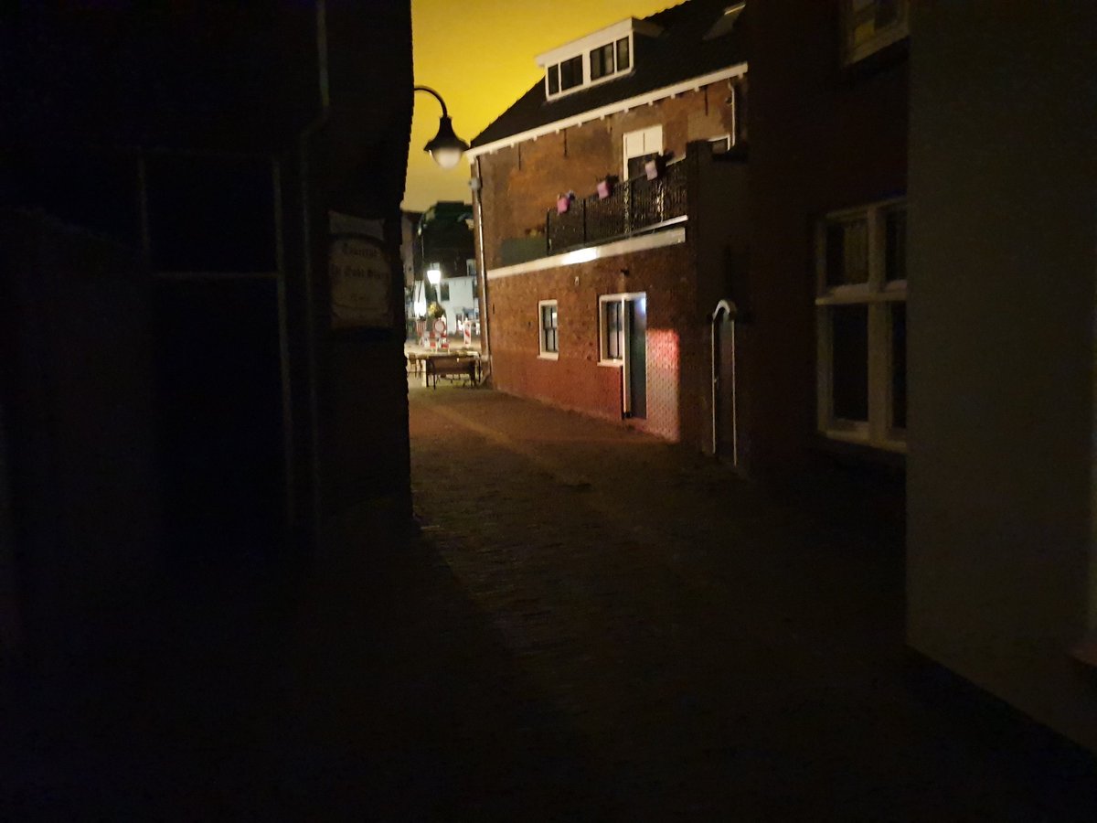 Jeroen_schouten's tweet photo. @Gemeente_LV op 20-02 en 27-02 melding gedaan van straatverlichting die niet werkt. (meldingsnummers 515806) en 513572) Nu 28-03 nog steeds kapot. Kan toch niet waar zijn? @nieuwDamcentrum  #fail #meldpunt #openbareruimte https://t.co/MnY2IxECUX