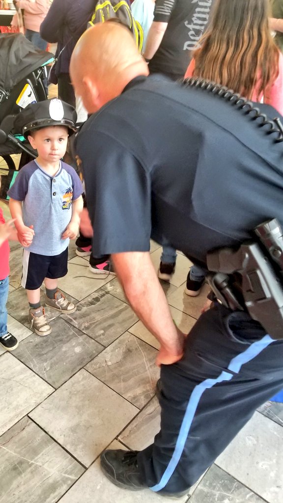 NotOPDVanessa's tweet photo. Thank you Oak View Mall for hosting us for #PopWithACop!
Special thanks to @BurgerKing, @ElAlambreOmaha, @Vicspopcorn, @961KISSOnline for the #Dumbo tickets, music, and bringing Thor out! https://t.co/3JRbXBHuWA