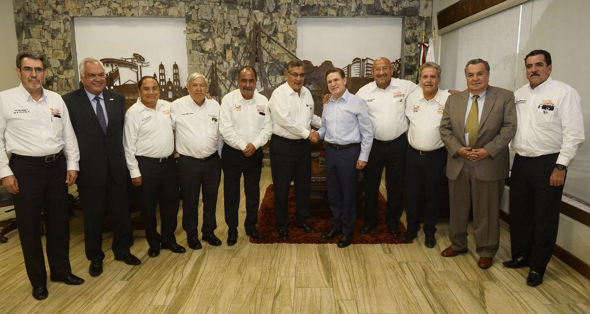 AispuroDurango's tweet image. Agradezco la presencia de los profesores Ricardo Rentería Medina, Lorenzo Salazar Lozano y Jorge Fernando Mora, Secretarios Generales de las Secciones 12, 44 y 35 respectivamente. Reitero la disposición del @gobdgo para sumar esfuerzos en beneficio de la educación en Durango.