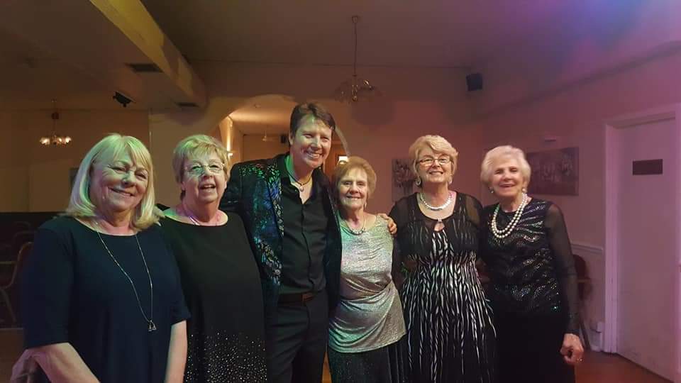 SimonRe54294683's tweet photo. Great night at the Templestowe Hotel in Torquay with these lovely ladies #partynight #partysinger #simonreesrocks #devonlivemusic #devonlive #livemusic https://t.co/5Ga87R8YuL