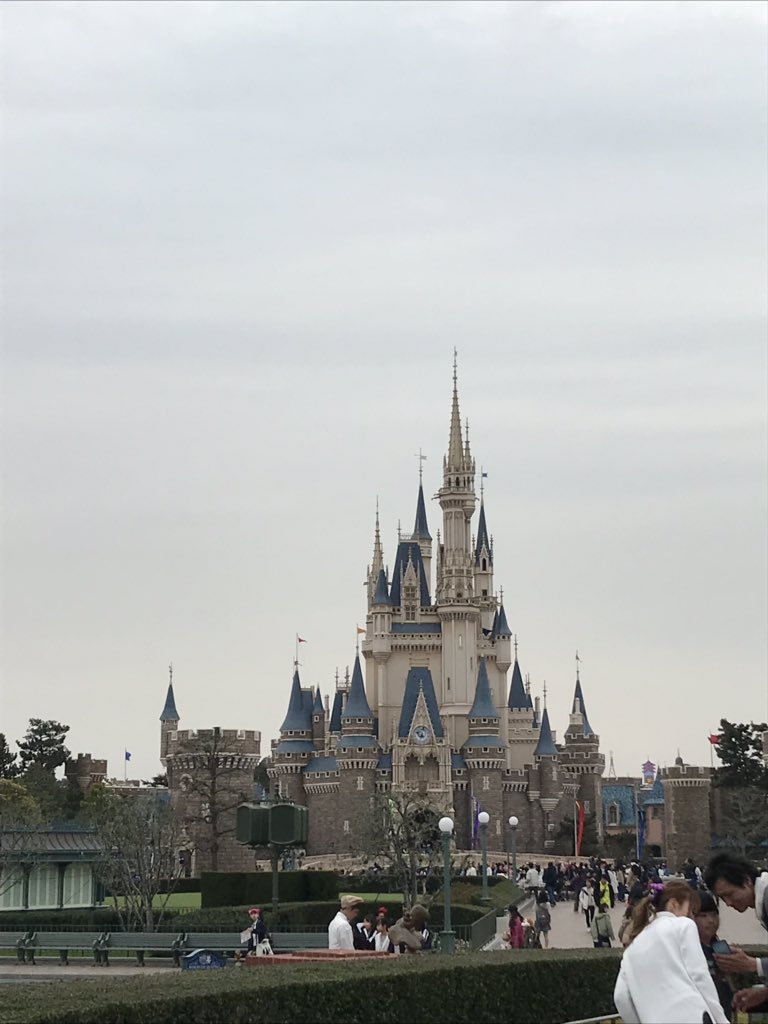 yuruclimb's tweet photo. また来てる。自分はそんなに来たくないのに（笑）
それにしても、超混んでる。今回の目標も3万歩！並んで走ってタバコ吸うぞー！（笑）

#ディズニー https://t.co/DLPcth5hpc