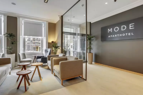 BridgeStreetApt's tweet photo. The serviced apartments at #ModeEdinburgh offer plenty of space to have an office-away-from-the-office. We thought of extras like good lighting, a comfortable chair &amp; free fast WiFi. https://t.co/We9a6M1vtk #Edinburgh #BusinessTrip #BusinessTravel #ExtendedStay #ServicedApartment https://t.co/ScrMfhUY6s