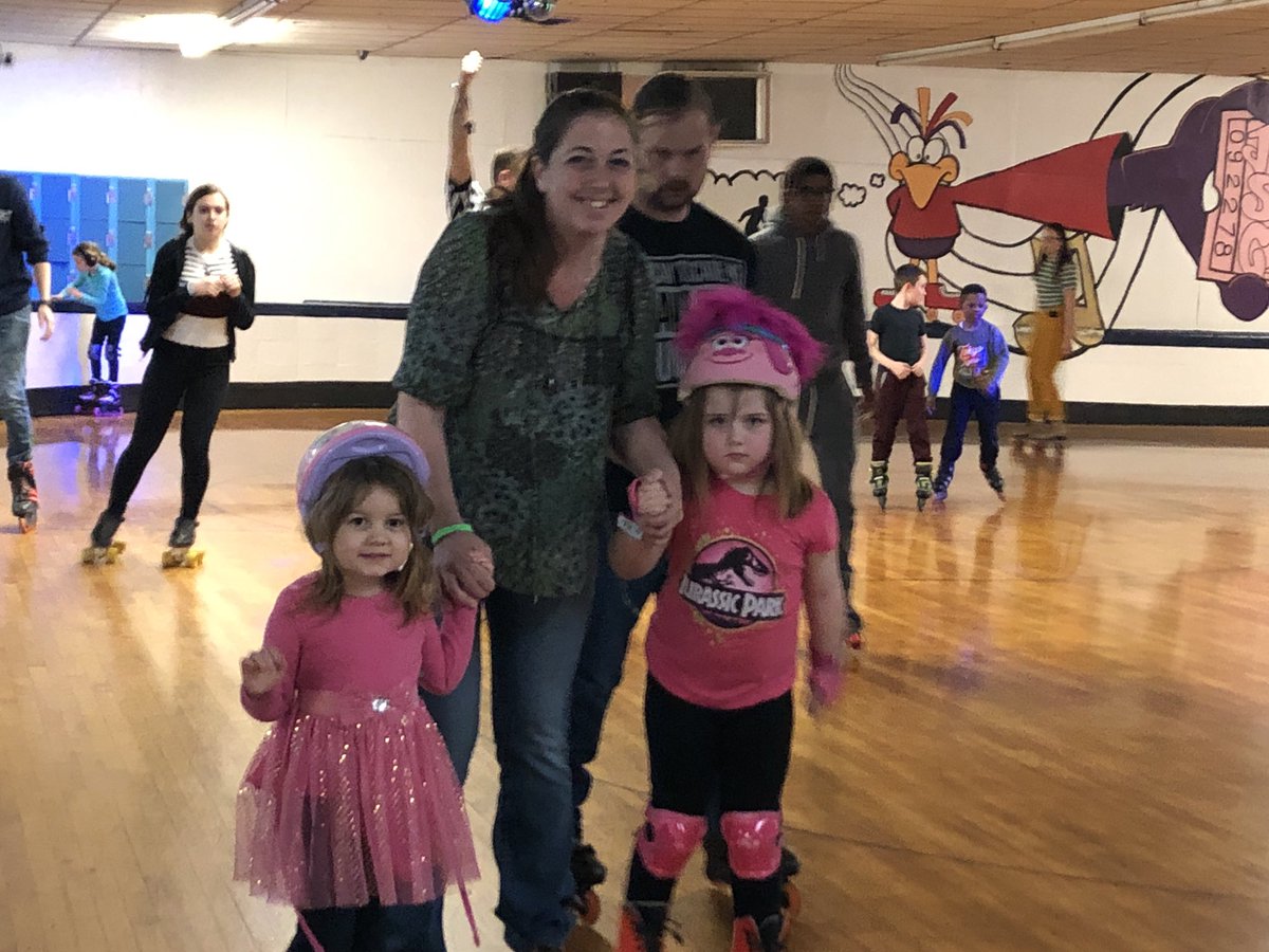 MrsKokolusRN's tweet photo. What a fun night! We had over 90 skaters out there having fun and getting some exercise! Special thanks to @WalshVikings  for organizing ❤️#HealthCouncil @FSDVikings @KinderCrew1819 @akatiedaniels @WalshVikings https://t.co/Iel1PCT9Y5