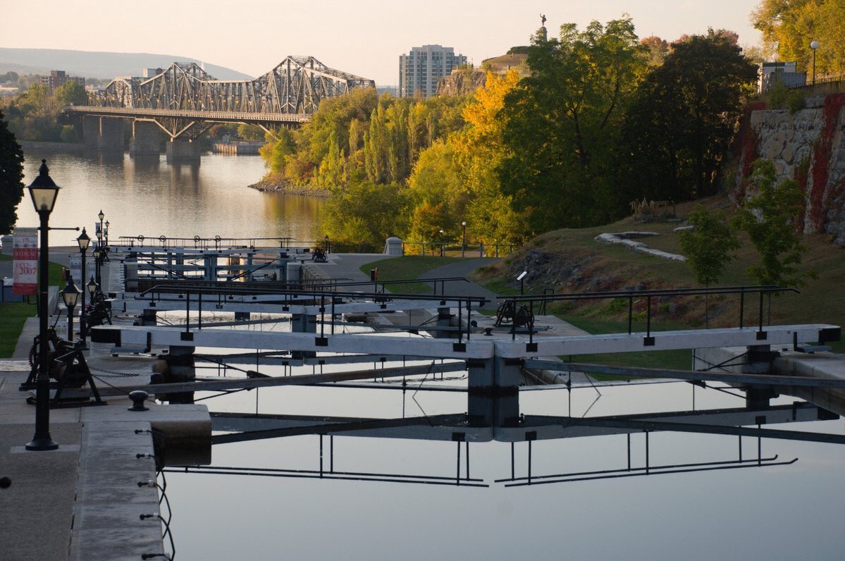 Guy_Theriault's tweet photo. @EmpressofOttawa Let’s see, could he be overlooking the majestic 8 locks at #OttawaLocks @RideauCanalNHS @BytownMuseum while standing proud behind the majestic @fairmontlaurier in Major’s Hill Park admiring his engineering marvel that is now Ontario’s only @UNESCO site? #MyOttawa https://t.co/y8HHNHUgIe