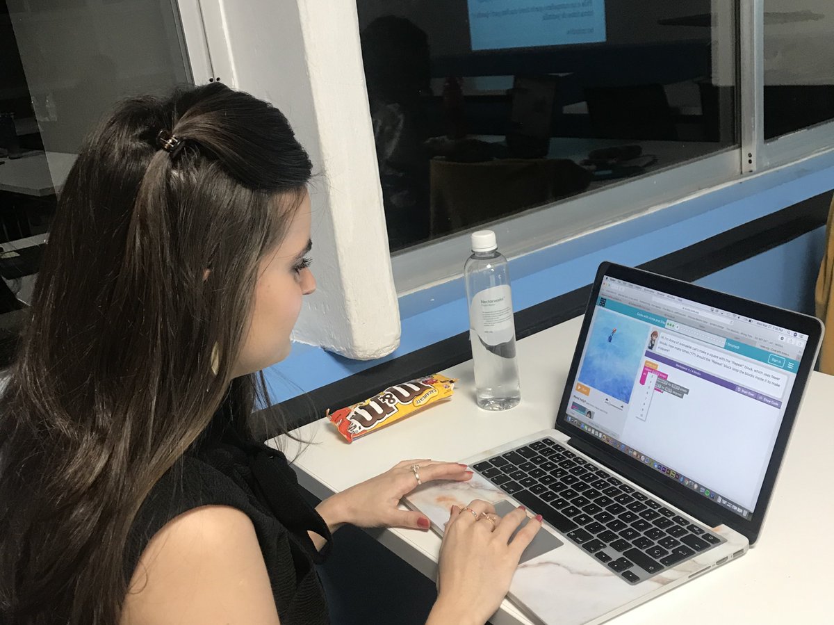 AnyGalvan_UDEM's tweet photo. Hoy aprendí sobre el pensamiento computacional con #HourOfCode 👩🏻‍💻 ¡Mi experiencia fue muy buena! Después de varios intentos, logré pasar las actividades y fui comprendiendo el rol de la lógica como base para poner este pensamiento en práctica. #2019innov https://t.co/2VEI1eBudB