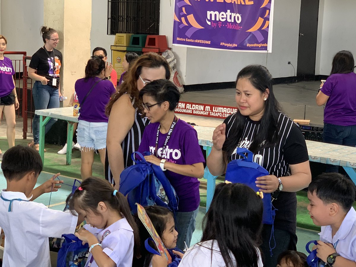 bluekatalbas's tweet photo. Awesome @kj_briones  giving back.
#livepurple 
@StaRowsome https://t.co/wP2GkJrBHB