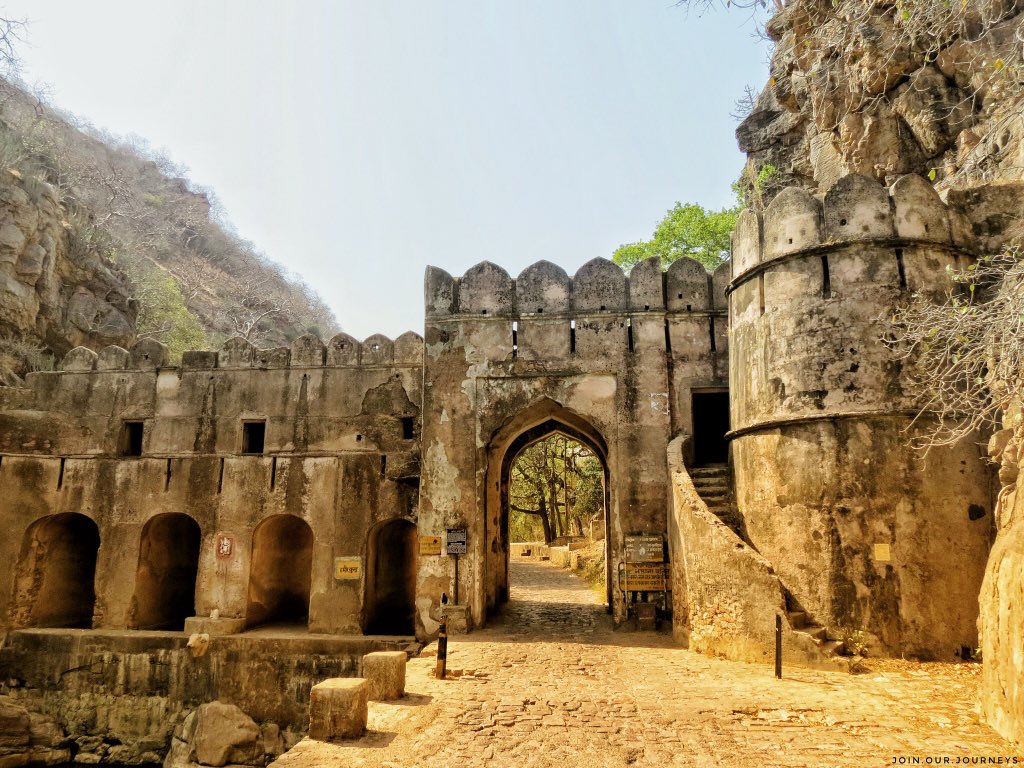 hikeatravel1's tweet photo. The mystical gate to the Ranthambore National Park. Read more about our trip@ https://t.co/OCqwTBympI #Ranthambore #Tiger #Jungle #Safari #Nature #India #IncredibleIndia #Wanderlust #JoinOurJourneys #TravelPhotography #TravelBlogger #Forest #naturephotography #naturelovers #canon https://t.co/xAiybuPXw3