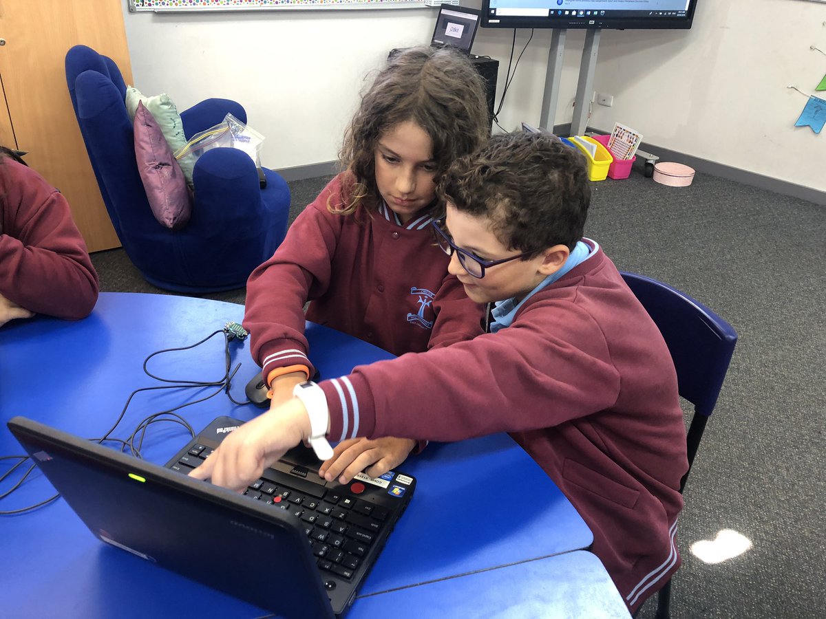 cohrgtorrisi's tweet image. Grade 3/4 students programming CodeBugs to say their names! #scrollingtext #digitech