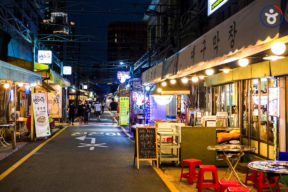 D Town~~대구! 오늘은 #슈가 의 고향 대구에 대해 알아볼까요?✨

자꾸 당기는 매콤한 대구 #마약떡볶이 부터 독립운동 당시 학생들의 비밀통로였던 3.1운동계단 , 문화예술시장인 #방천시장 , 자연을 담은 #디아크문화관 등 
봄날🌺 떠나기 좋은 스팟으로 가득한 대구입니다

#BTS #DtSuga #대구여행